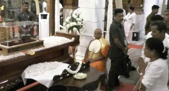 සර්වඥ ධාතූන් වහන්සේ වන්දනාමාන කිරීම ඇරඹෙයි.